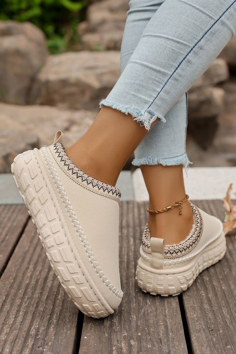 Contrast Stitch Detail Suede Plush Slippers